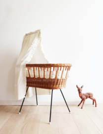 Prachtige rotan vintage wieg. Rieten boho bedje met hemeltje