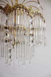 Goudkleurige vintage kroonluchter met lange pegels. Hollywood Regency hanglamp
