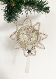 Antieke kerstbal met tinsel- Ster van Bethlehem. Glazen vintage deukbal
