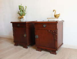 Set houten vintage nachtkastjes. Twee Art Deco stijl retro kastjes