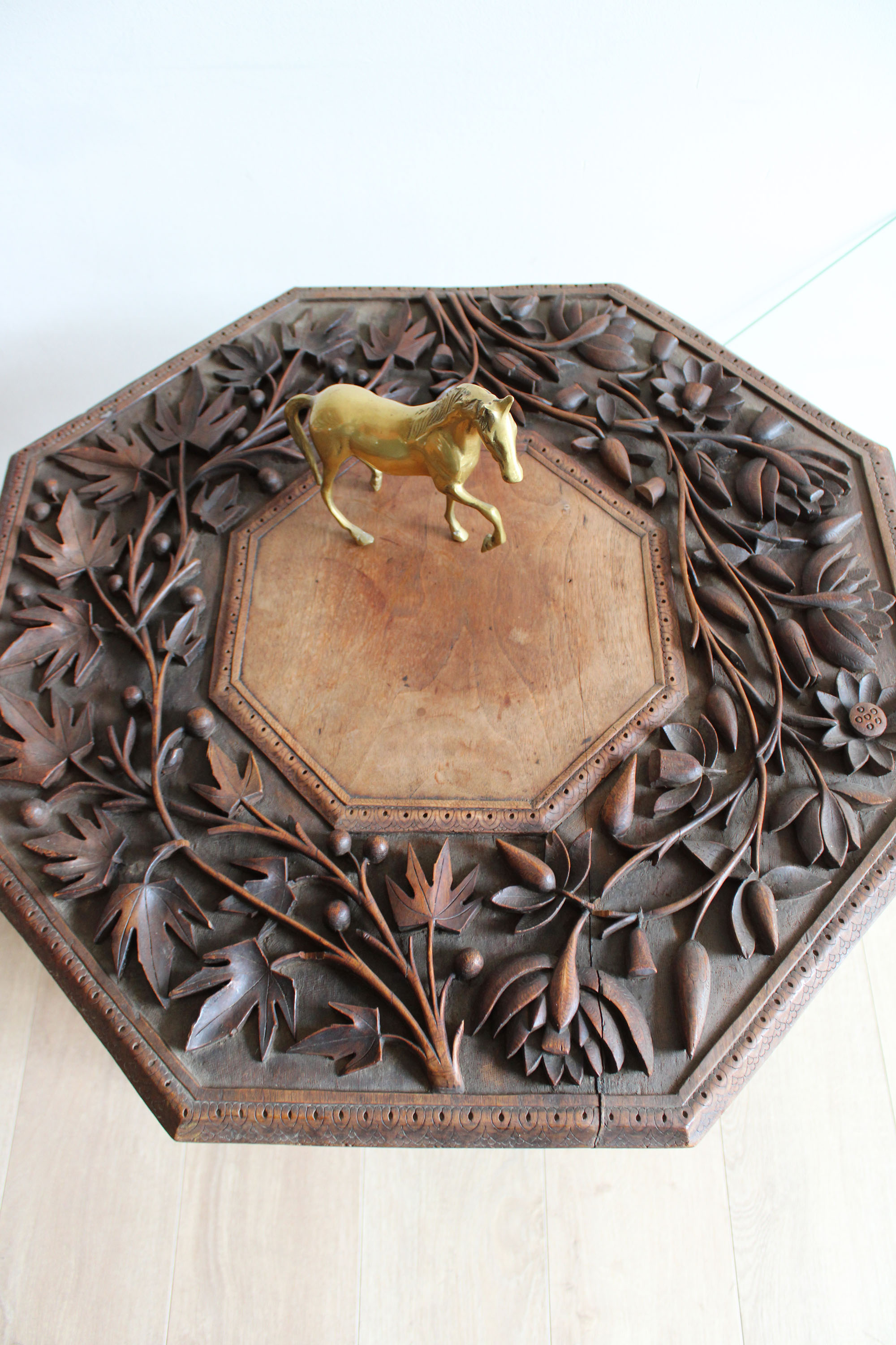Prachtig Oosters tafeltje met houtsnijwerk. Houten vintage Boho bijzet tafel.