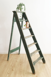 Originele houten vintage trap. Grote groene schilders ladder.