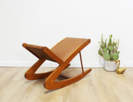Houten retro schommelbankje . Vintage voetenbankje bruine bekleding.