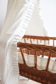 Prachtige rotan vintage wieg. Rieten boho bedje met hemeltje