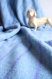 Blauwe eenpersoons vintage deken. Retro sprei van dralon.