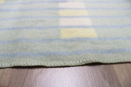 Groene wollen vintage deken. Retro sprei / plaid met geometrisch patroon