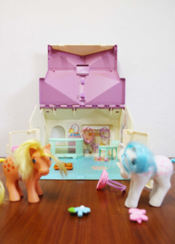 Vintage My Little Pony Show Stable / stal met G1 pony's Applejack en TAF Fifi.  Retro speelgoed huis