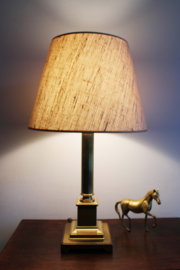 Goudkleurige tafellamp met beiga kap. Vintage Herda lamp