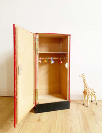 Knal rode vintage kledingkast voor de pop. Houten retro nachtkastje