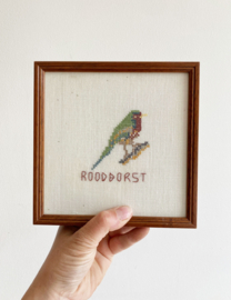 Set vintage borduurwerkjes met vogels. Geborduurde 'schilderijtjes', putter en roodborst