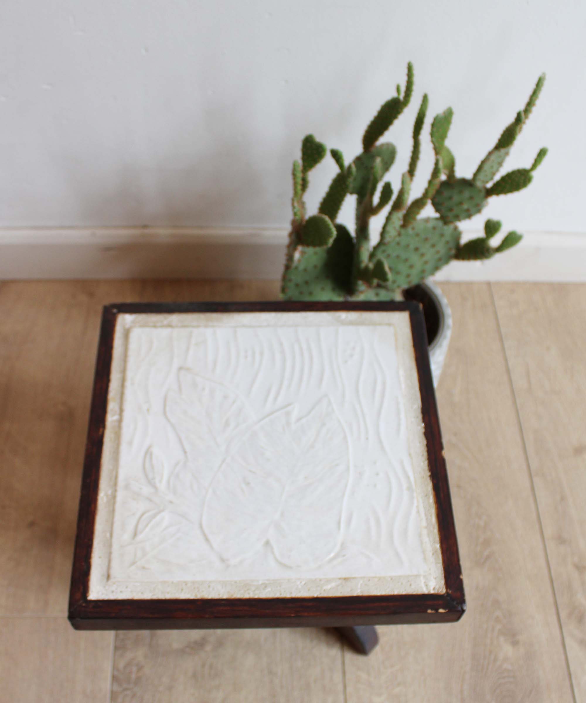 Klein vintage tafeltje met tegel. Retro plantentafel / bijzettafeltje