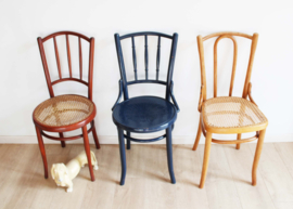 3 houten vintage stoelen, Thonet stijl. Set antieke cafe stoeltjes