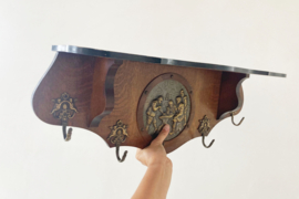 Houten vintage wandkapstok met gouden details. Antieke (?) kapstok met plaquette