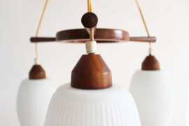 Houten vintage hanglamp met 3 glazen kelken. Mid Century retro design lamp.