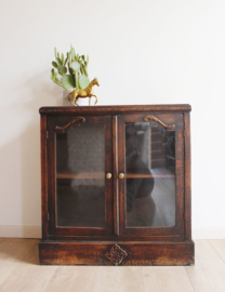 Antiek kastje met glazen deuren. Houten vintage pronkkast / theekastje