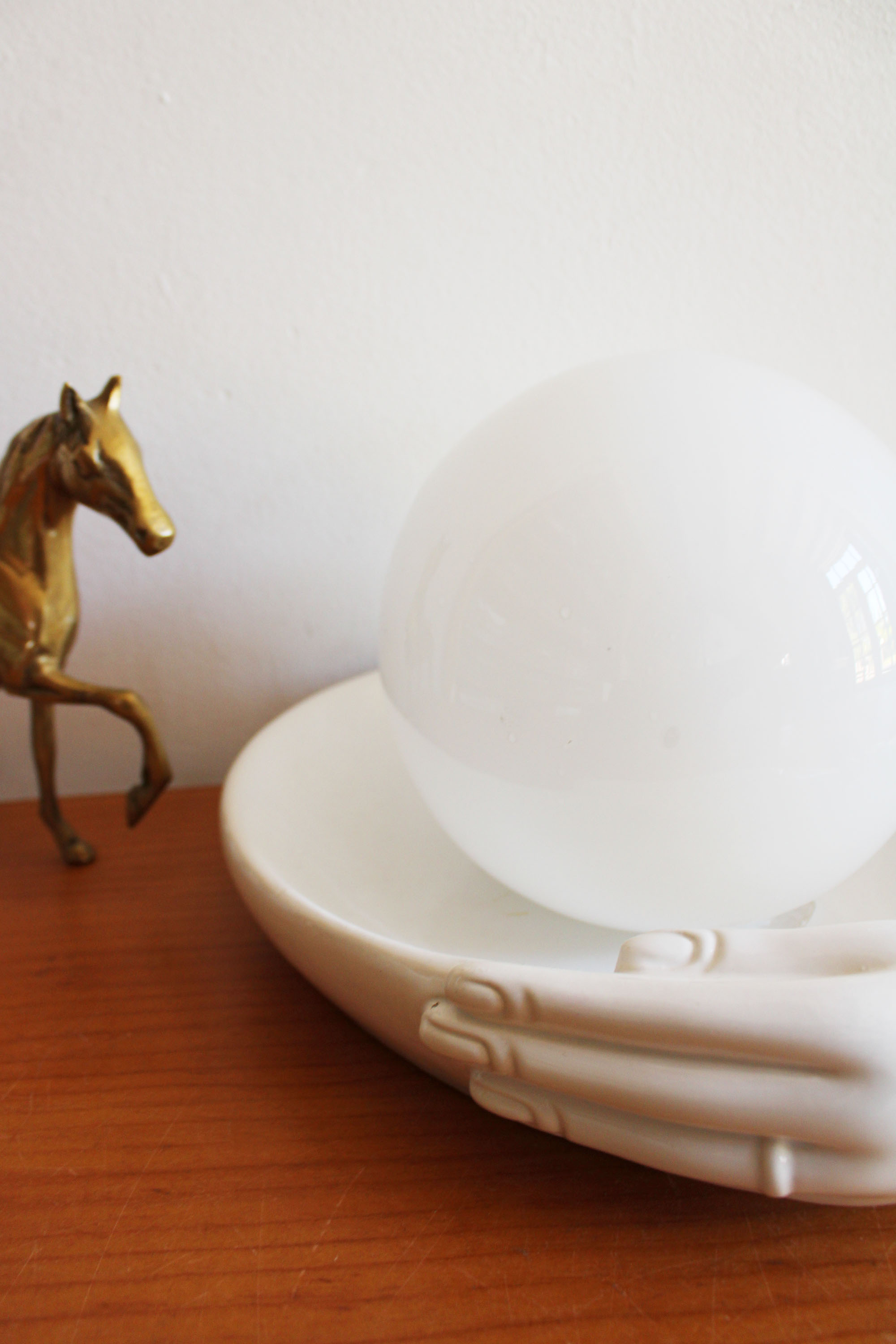 Witte vintage tafellamp, handen met bal. Keramieken retro bol lamp