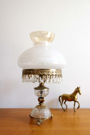 Prachtige antieke lamp met wit glazen kap. Vintage tafellamp pegeltjes.
