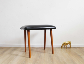 Vintage voetenbankje met zwart skai leer. Houten retro kruk/luiwammes