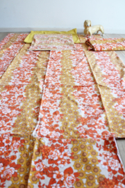 Set van 2 vintage dekbedhoezen met twee kussenslopen. Retro beddengoed