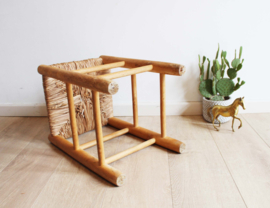 Houten vintage kruk met gevlochten zitting. Bohemien bankje / krukje