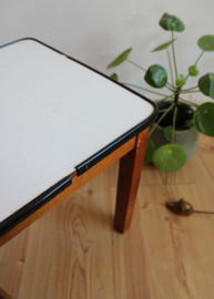 Vintage plantentafeltje met wit blad. Houten retro tafeltje
