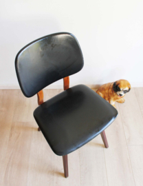 Houten retro stoel met zwart skai. Vintage stoeltje