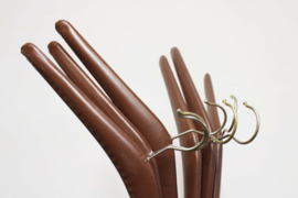 6 bruine vintage kledinghangers.  Set retro kleerhangers, skai