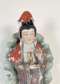 Groot Chinese porseleinen polychrome Guanyin. Vintage Kwan Yin beeld