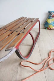 Houten vintage slee. Origineel retro sleetje.