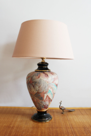 Grote vintage tafellamp met roze kap. Keramieken lamp met gouden randje