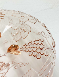 Roze glazen vintage schaal op pootjes. Art Deco bord met druiven