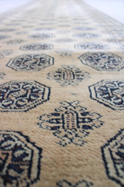 Bruine vintage loper met Oosters decor. Lang wollen Boho tapijt / kleed