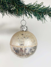 Glazen vintage kerstbal, creme. Antiek zilveren kerstornament