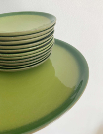 Groene vintage taartschaal met gebaksbordjes. Set aardewerk retro bordjes.