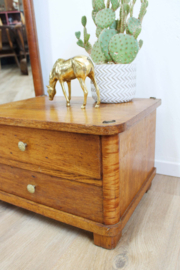 Antieke draaibare passpiegel met ladekastje.  Houten vintage kastje met spiegel