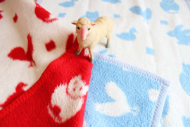Twee vintage dekentjes van dralon. Retro sprei / vegan babydeken, blauw en rood