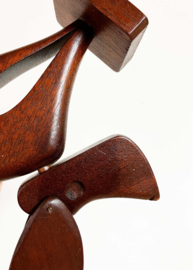 Houten vintage hondje. Retro Mid-century beeldje van een hond