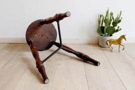 Houten antieke kruk met metalen verbinding. Oude vintage kruk - Lacemaker's Stool