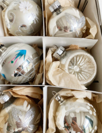 Set van 6 glazen vintage kerstballen. Antieke zilveren kerstversiering.