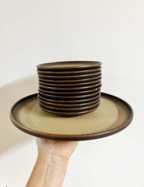 Bruine vintage taartschaal met 12 gebaksbordjes. Set aardewerk retro bordjes / gebakstel.