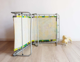 Groene vintage stretcher met bloemen. Retro ligbed / opklap bed
