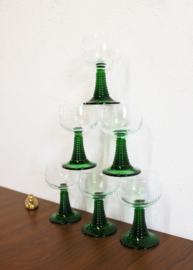 6 retro moezel / roemer glaasjes. Set vintage Luminarc wijnglazen op groene voet.