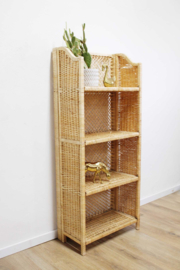 Rotan vintage kast  met planken.  Rieten Boho Wabi Sabi kastje