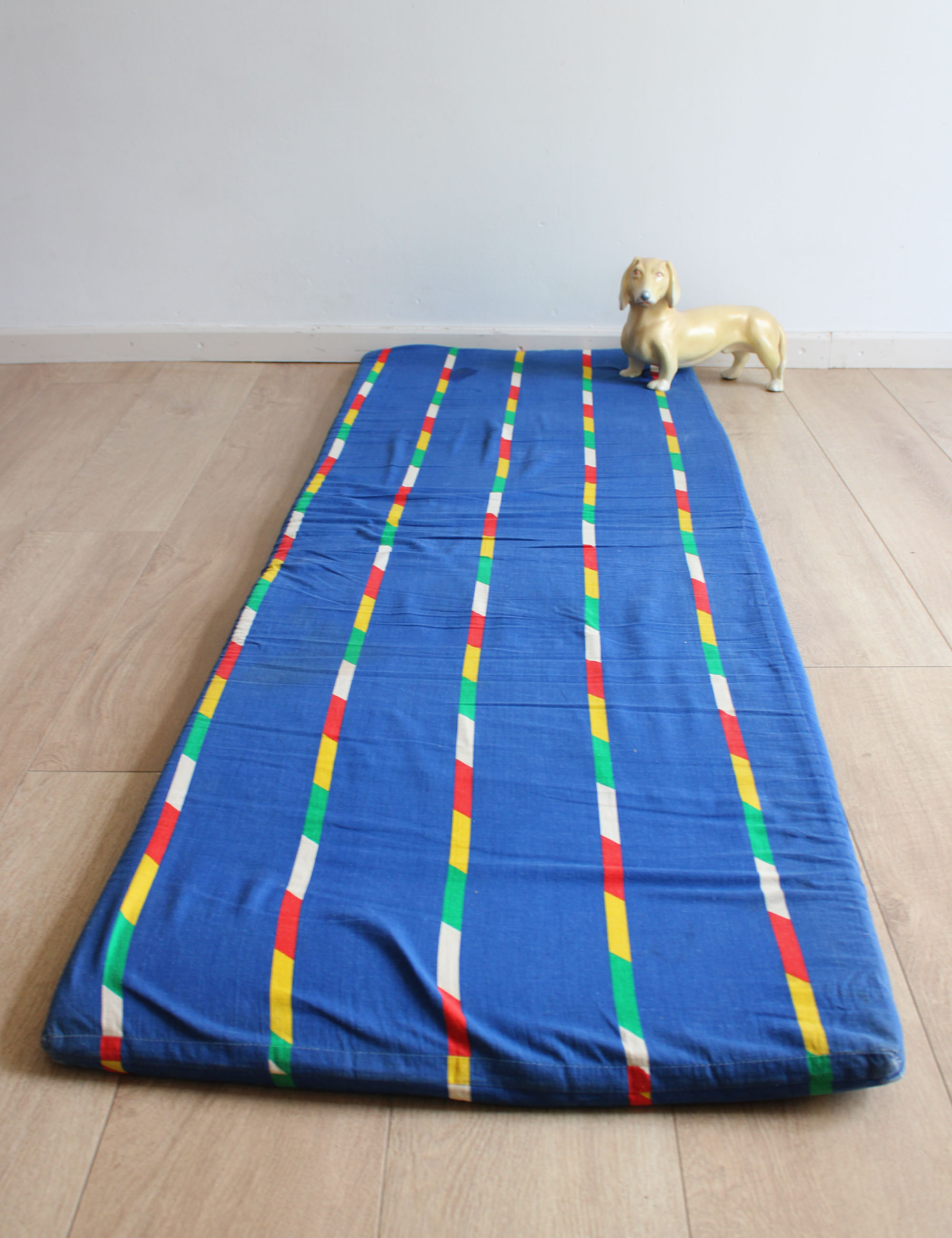 Blauw vintage logeermatras. Opvouwbaar retro matras / speelkussen