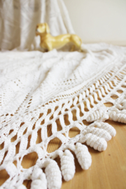 Prachtige grote witte vintage sprei. Gehaakte bohemien lapjes deken