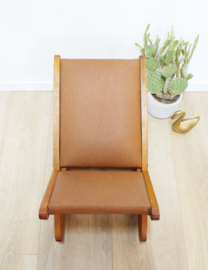 Houten retro schommelbankje . Vintage voetenbankje bruine bekleding.