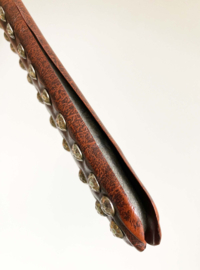 9 vintage kledinghangers van skai leer. Set retro kleerhangers o.a. met studs