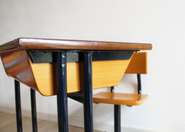Houten vintage bureau met schoolstoel. Retro lessenaar met stoel