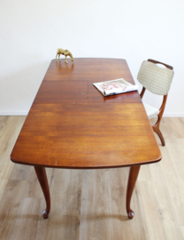 Vintage eettafel met uitschuifbaar blad. Sierlijke houten retro tafel.