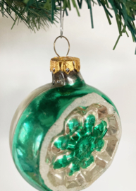 Groen glazen vintage deukbal. Retro kerstbal